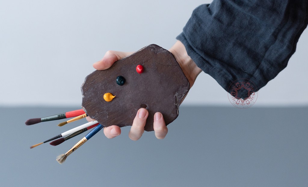 Rasa Mateviciute, rasadesign.art, picture of woman's hand, paint palette, paint brushes, painting, drawing