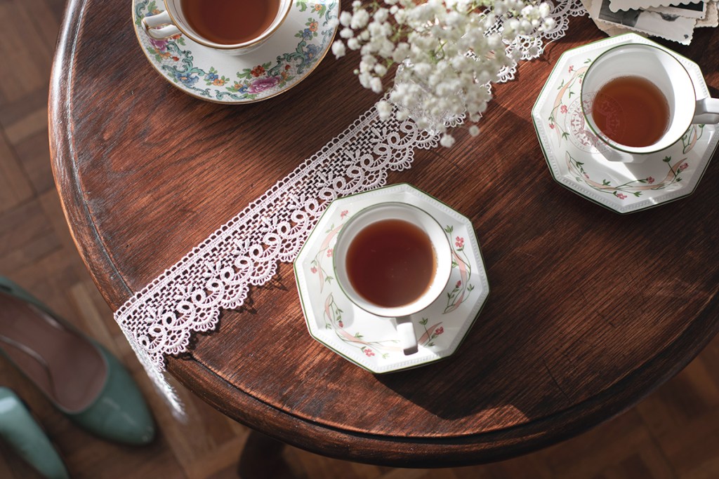 Home decor vintage style classic tea table Rasa Mateviciute 2022 rasadesign.art